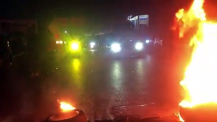 موالون لحزب الله يحتجون قرب مطار بيروت بعد إلغاء رحلة آتية من طهران