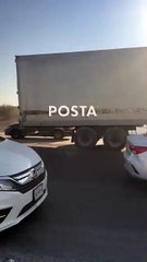 Choca tráiler y destruye camellón en Escobedo