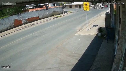 Vídeo flagra acidente que matou idoso motociclista em Rio Negrinho