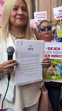 Padres de familia protestan en Palacio de Gobierno por libros de texto gratuitos