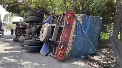 VIDEO: Vuelca camión cargado de madera en Ecatepec
