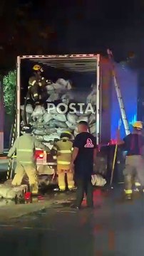 Incendio consume camión con carbón en Monterrey