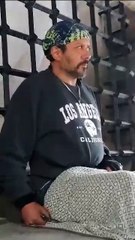 Hombre se amarra a fachada del Banco de México en protesta por delincuencia