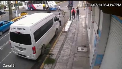 VIDEO: Autobús arrolla a motociclista, presuntamente, se pasa el alto