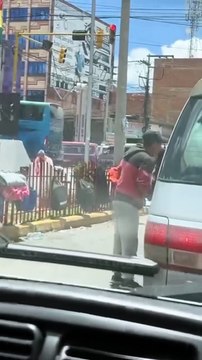 Limpia parabrisas agrede a conductores