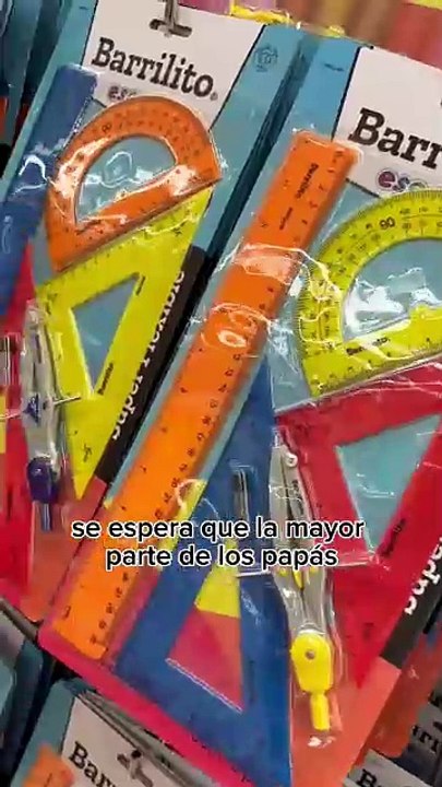 Padres de familia anticipan regreso a clases con compras de útiles escolares en Monterrey