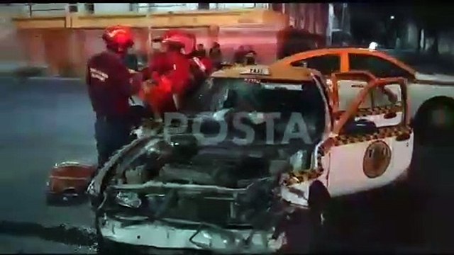 Embiste camión a taxi y deja cuatro heridos en Monterrey