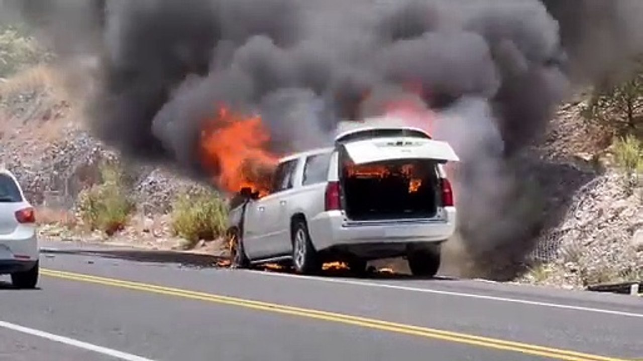 Provoca cierre de circulación en la Durango-Mazatlán incendio de una camioneta