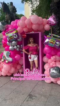 ¡La fiebre llegó a la plaza! Barbie Guadalupe: niñas y mujeres visitan set rosa