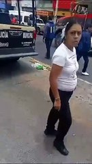 VIDEO: Patrulla se pasa alto y atropella a una mujer en Ecatepec