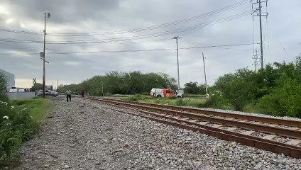 Choca tren contra auto tras intentar ganarle el paso en Pesquería
