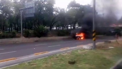 Se incendia camioneta de carga en Insurgentes Norte