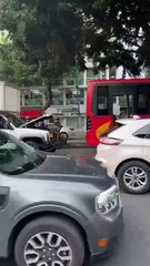 ¡Otra de Metrobús!, choca en Insurgentes al esquivar a una camioneta