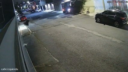 ¡Ni se deja! Conductor evita el robo de su auto en Naucalpan; está herido