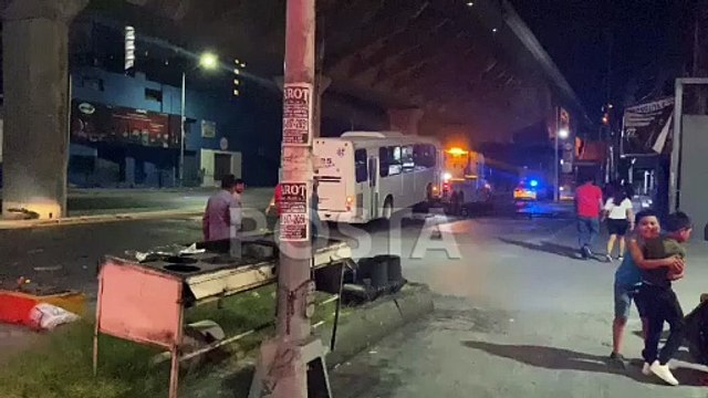 Choque entre ruta urbana y camión de carga deja tres lesionados en Monterrey