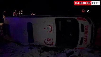 Siverek'te Yoğun Karda Kontrolden Çıkan Ambulans Şarampole Devrildi