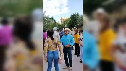 ¡Fiesta de la Democracia en Torreón! Habitantes bailan en Plaza de Armas
