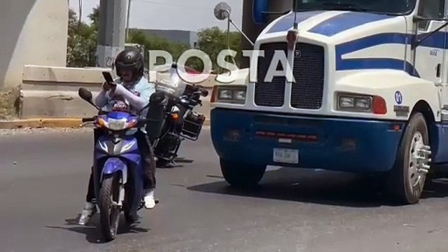 Vuelca tráiler y casi cae de puente Sendero en San Nicolás de los Garza