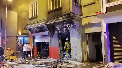 İstanbul- Beyoğlu'nda 3 katlı binanın girişindeki depoda yangın; panik anları kamerada