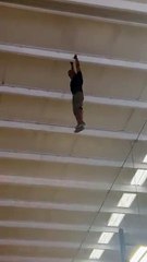 VIDEO: Cae migrante tras colgarse del techo de una empresa en Santa Catarina