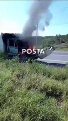Camión de volteo en llamas en la carretera a Miguel Alemán