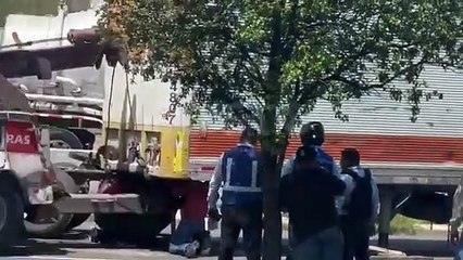 Tráileres tiran cajas y colapsan la avenida Revolución