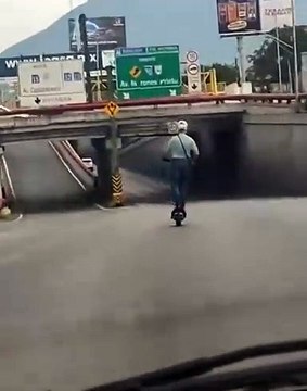 VIDEO: Sorprende hombre con velocidad de patín eléctrico en Morones Prieto
