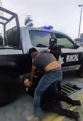 VIDEO: Golpea hombre en estado de ebriedad a mujeres policías en Puebla