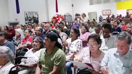 Entrega Crisitina Díaz mil 200 testamentos a familias de Guadalupe
