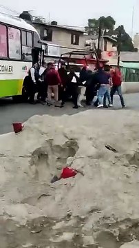 Pelean funcionarios con usuarios del Mexibus en Ecatepec