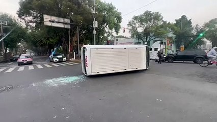 Vuelca camioneta de pan tras ser impactada por auto en Av. Cuitlàhuac