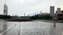 Sorprende lluvia a ciudadanos en el centro de Monterrey