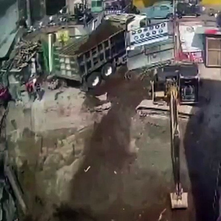 VIDEO: Camión de volteo cae en obra en construcción y deja 4 obreros lesionados