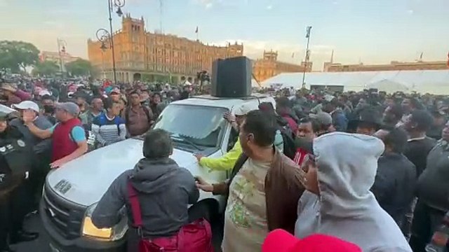 VIDEO: Derriban docentes de la CNTE vallas de Palacio Nacional