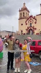 Pese a lluvias turistas abarrotan el centro de Santiago