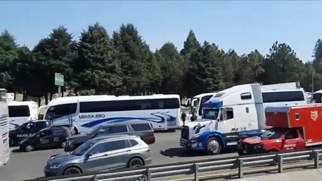 Comuneros cierran México-Toluca en protesta por incumplimiento del gobierno