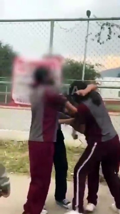 Captan pelea de alumnas afuera de secundaria en Escobedo