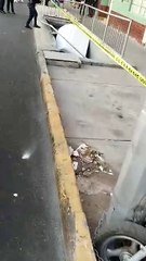 Camioneta queda atrapada en escaleras tras accidente en Tlalpan