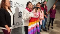 Guardia impide a mujer entrar al Congreso con bandera LGBT