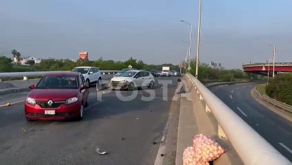 Chocan y tiran carga de fruta en Guadalupe