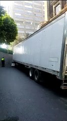 Se atora tráiler cargado con toneladas de papa abajo de un puente