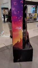 Joven se lleva promocional de Super Mario Bros de cine y causa revuelo en redes