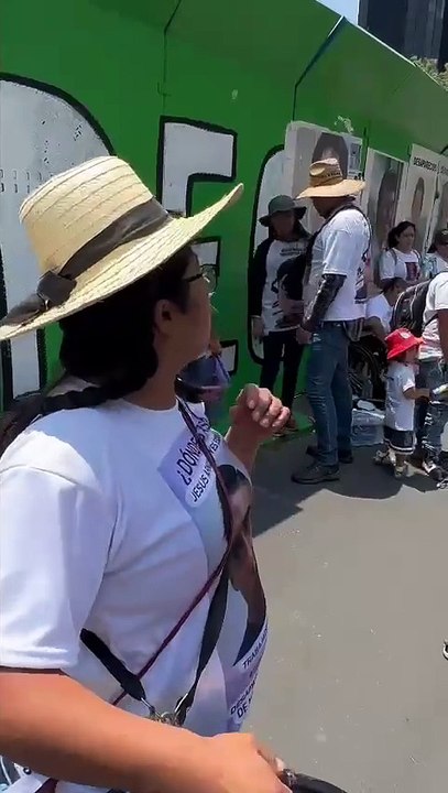 Colocan familiares rostros de hijos en mural de la Glorieta de los desaparecidos