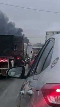 Se vuelca e incendia tráiler en Libramiento Noroeste