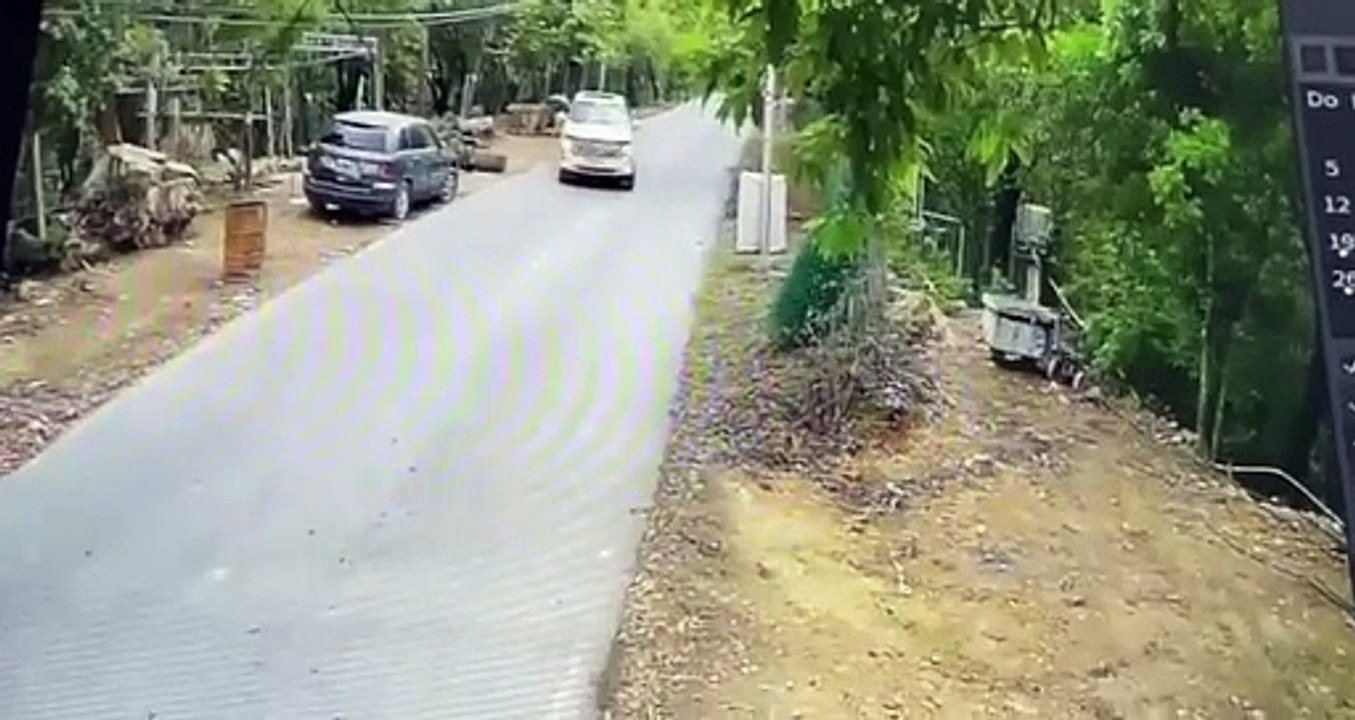 Vuelca camioneta en zona de la Cola de Caballo