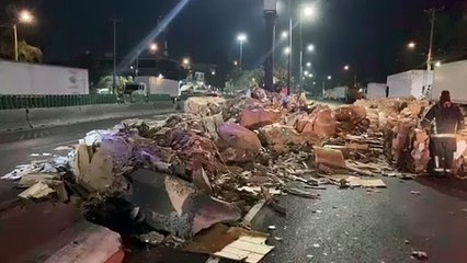 Vuelca tráiler cargado con cartón sobre la avenida 602 en la Gustavo A. Madero