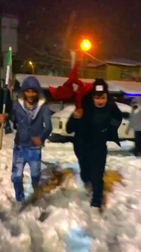 Sosyal medyada gündem olan video! Suriyeli çocuklardan savaş sahnesi gibi bayrak gösterisi