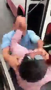 Captan pelea entre chofer de ruta 311 y taxista en el Centro de Monterrey