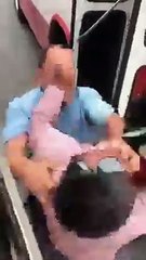 Captan pelea entre chofer de ruta 311 y taxista en el Centro de Monterrey