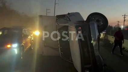 Choca con camellón y vuelca en carretera a Laredo
